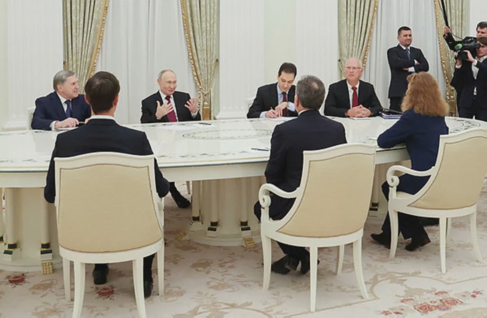 Trump’s Envoys Head to Kiev for Ukraine Peace Negotiations Amid Kremlin’s Assertions of Strengthening U.S.-Russia Ties